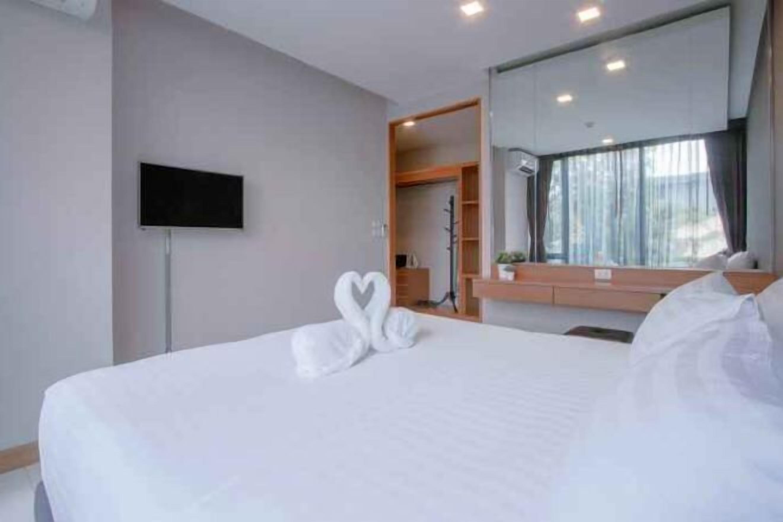 Brankas, meja kerja, ruang kerja ramah laptop, dan tirai kedap cahaya