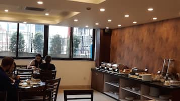 每日供應自助早餐 (每人 USD5)