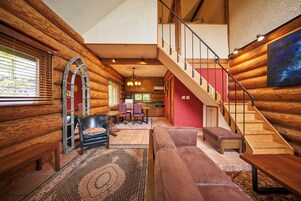 办公桌、折叠床/加床（额外收费）、免费 WiFi、床单