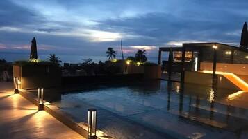 Piscina all'aperto, ombrelloni da piscina, lettini