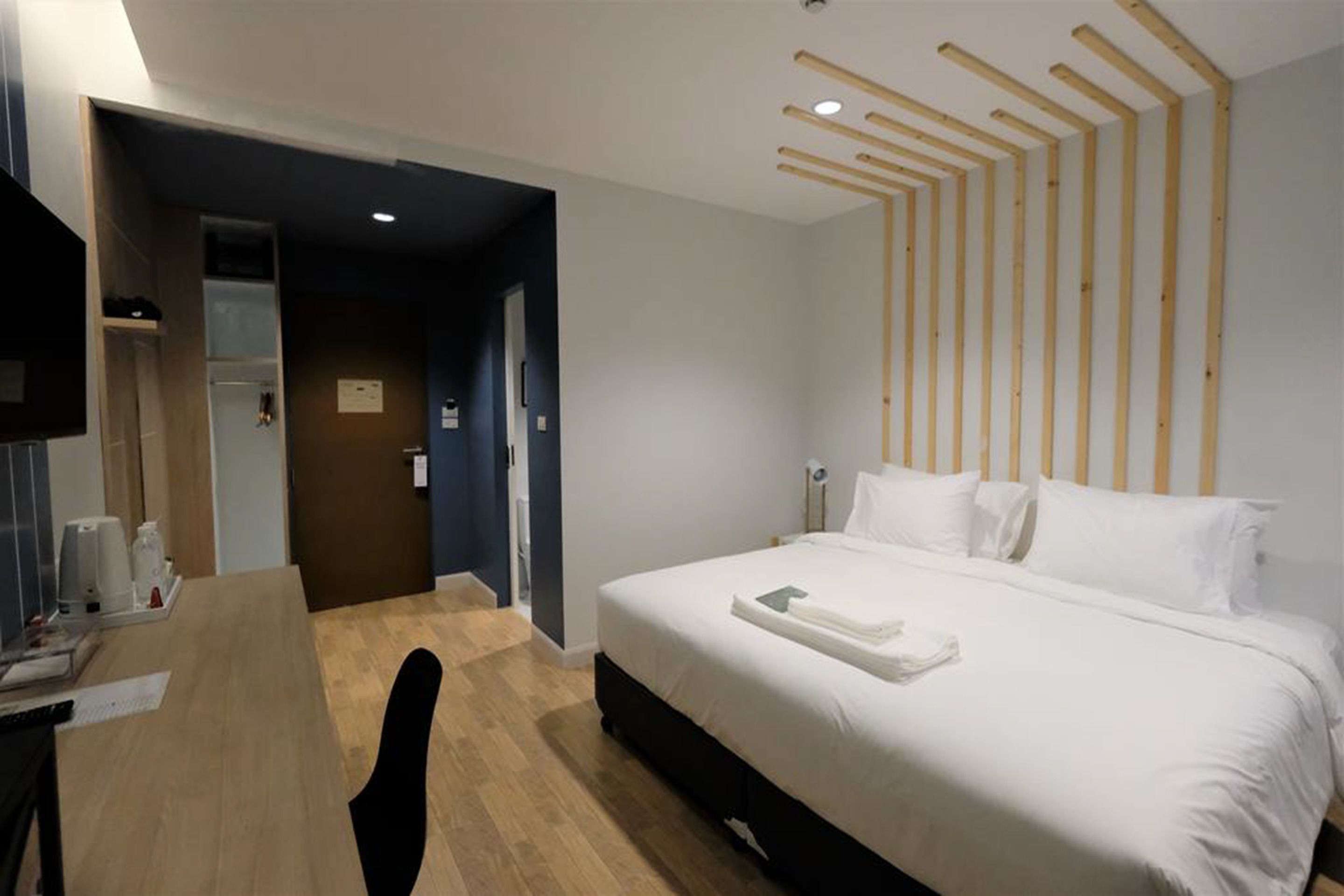 happy room  | minibar, in-room safe, desk, free wifi