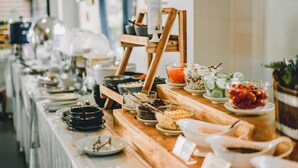 Un buffet proposant une variété de plats et d'ustensiles.
