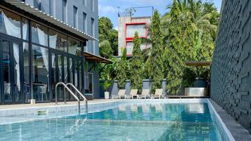 Piscine extérieure, chaises longues