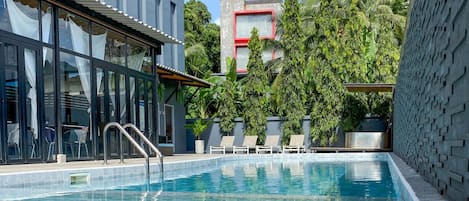 Piscine extérieure, chaises longues