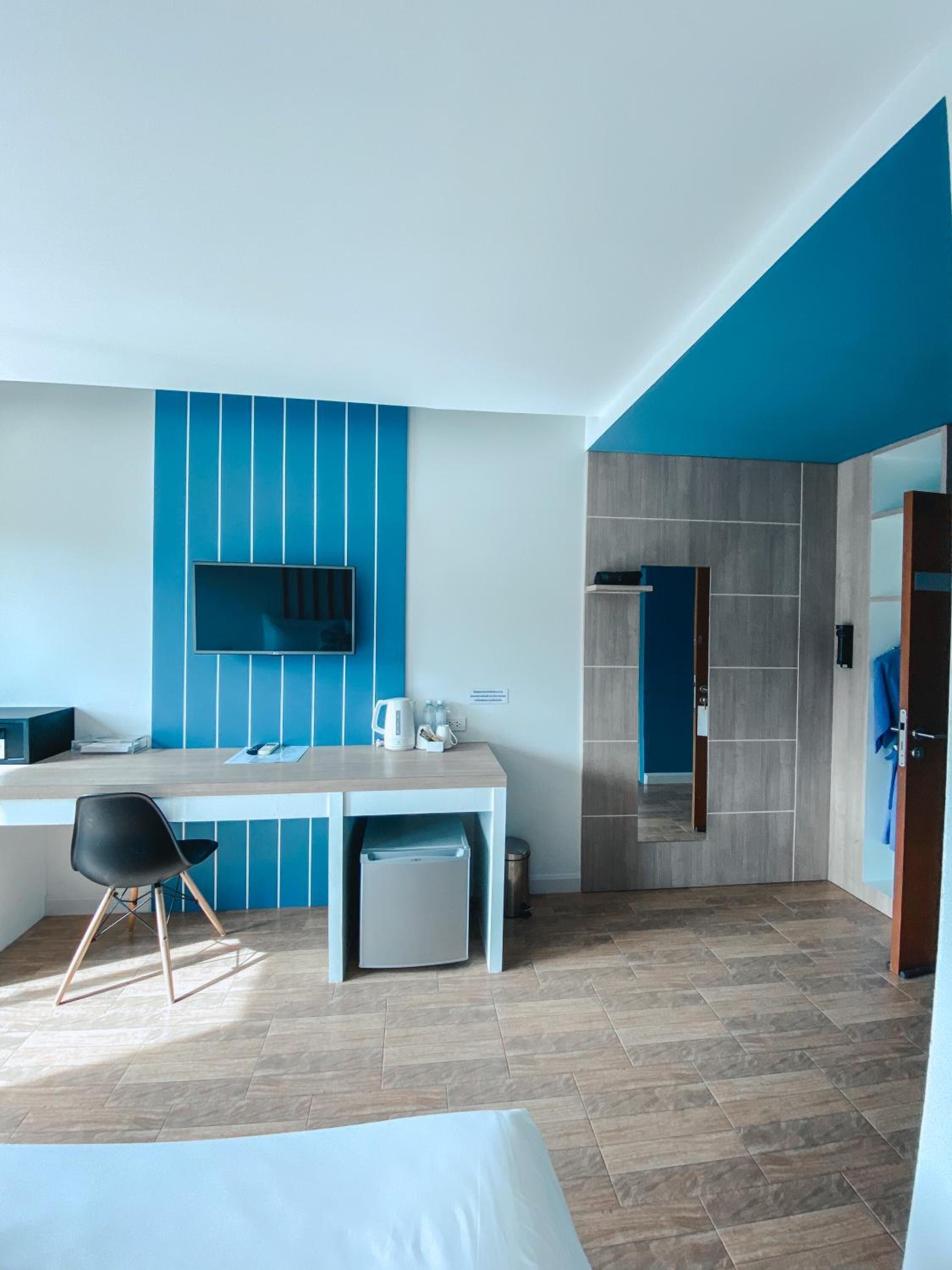 minibar, in-room safe, desk, free wifi