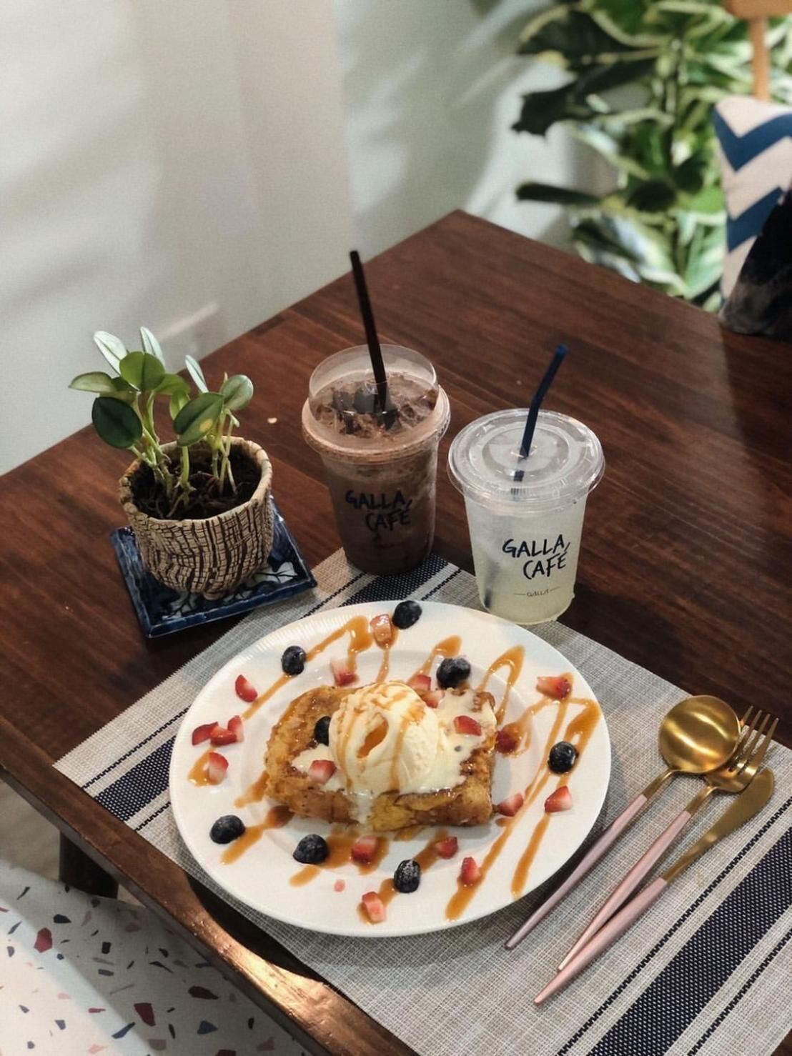 breakfast, lunch and dinner served