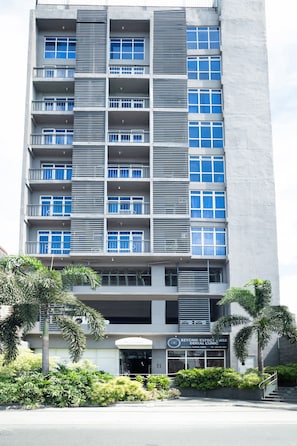 Exterior - OYO 105 Melbourne Suites (Makati)