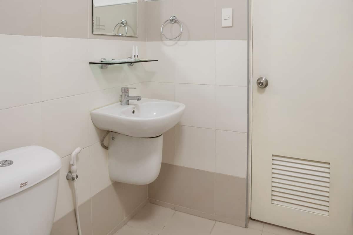 Standard Twin Room, 2 Single Beds | Bathroom | Shower, bidet, towels, soap