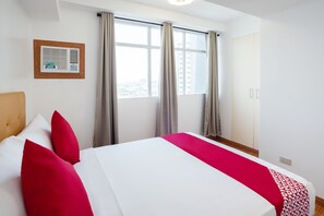 Superior Loft Family Room | Desk, free WiFi, bed sheets - OYO 105 Melbourne Suites (Makati)