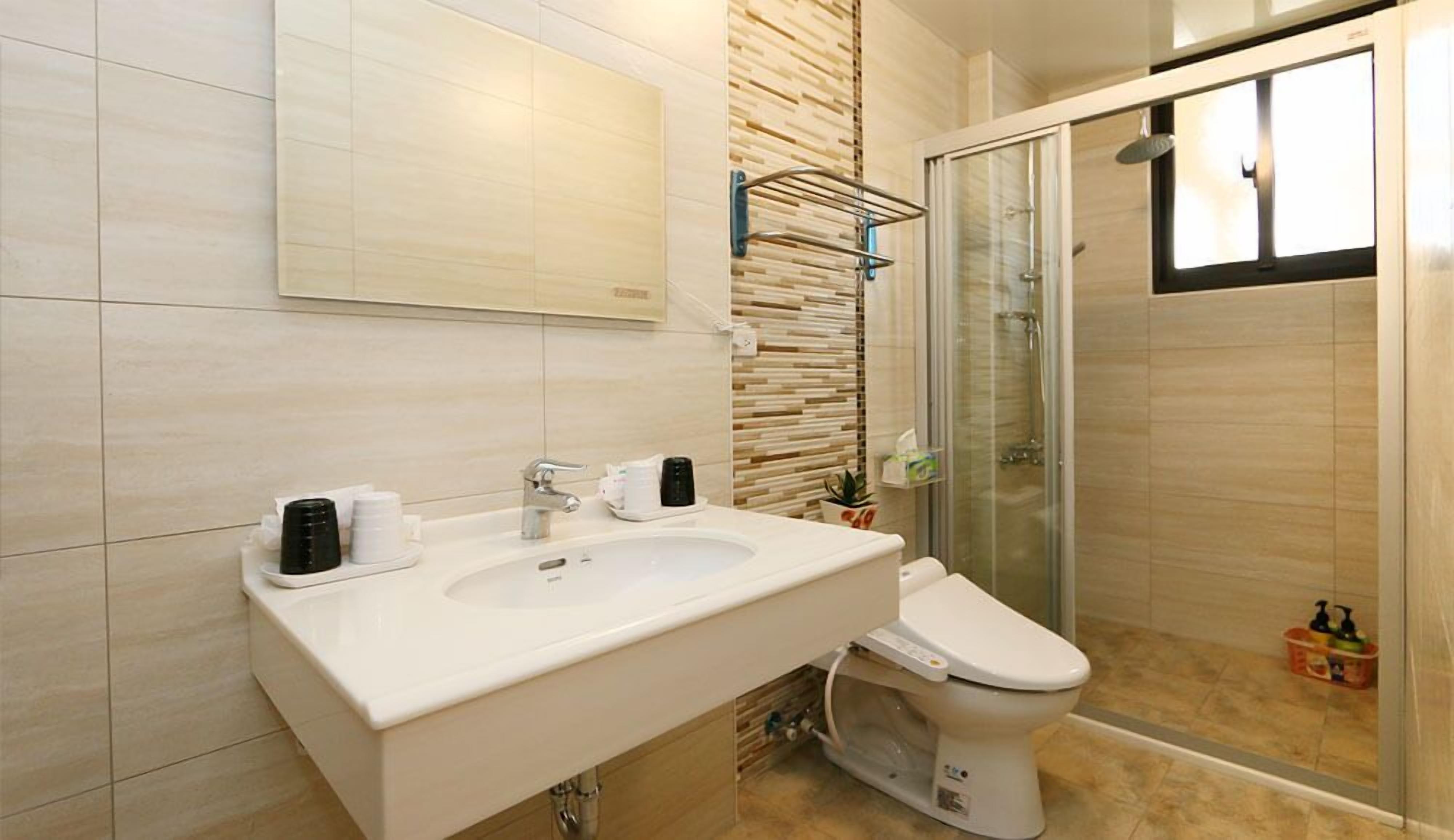 Quadruple Room (302) | Bathroom amenities | Shower, free toiletries, hair dryer, slippers