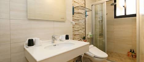 Quadruple Room (302) | Bathroom amenities | Shower, free toiletries, hair dryer, slippers
