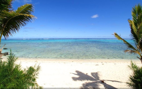 En la playa, snorkel y kayaks