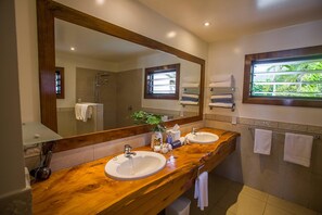 One Bedroom Villa - Beachfront | Bathroom