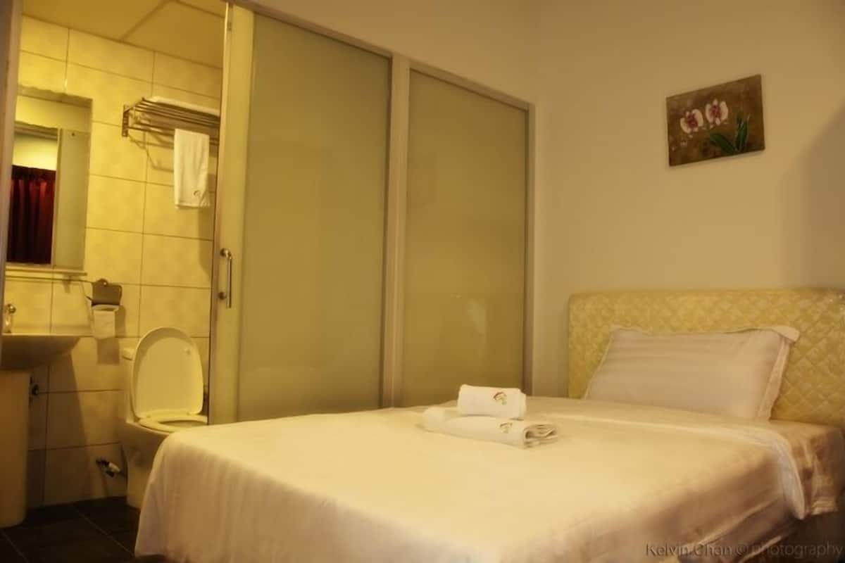 Standard Single | Desk, free WiFi