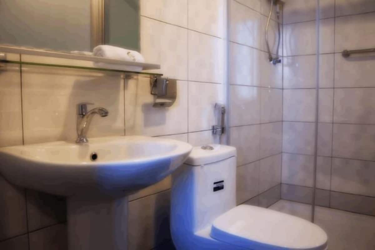 Bathroom | Shower, free toiletries, towels