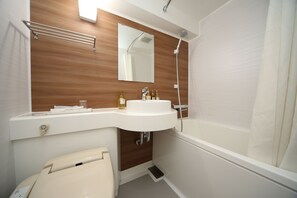 Combined shower/bathtub, free toiletries, hair dryer, slippers - Hotel Kajigaya Plaza (Kawasaki)