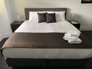 King Room with Private Bathroom | Bathroom | Towels - Argyle Accommodation (Hobart)