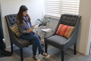 Lobby sitting area - Argyle Accommodation (Hobart)