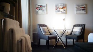 Rom – deluxe, 1 kingsize-seng (Deluxe King Room) | Wi-fi (inkludert) og sengetøy