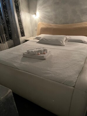 Minibar, in-room safe, desk, iron/ironing board - Glamour Spanish Steps (Rome)