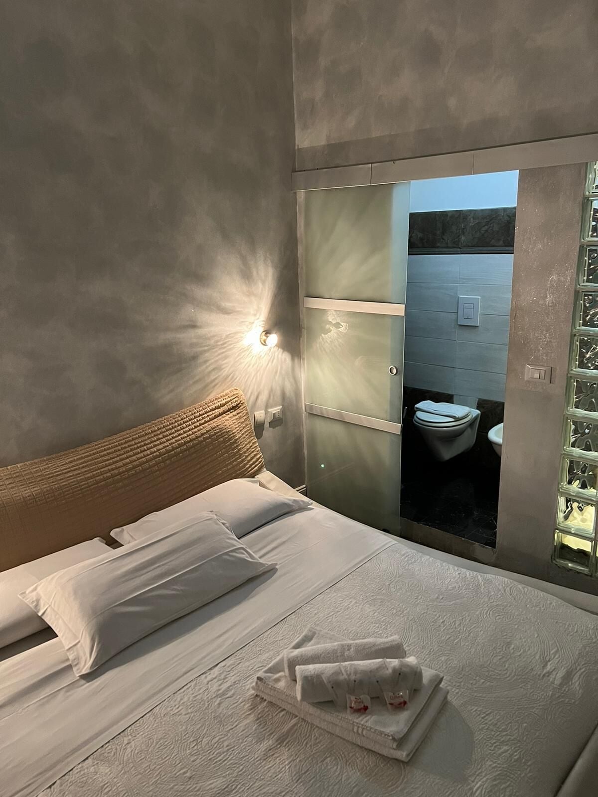 Minibar, coffres-forts dans les chambres, bureau