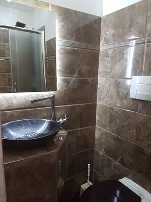 Phòng đôi Deluxe | Phòng tắm | Đồ dùng nhà tắm miễn phí, máy sấy tóc, chậu vệ sinh/vòi rửa