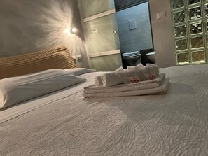 Minibar, in-room safe, desk, iron/ironing board - Glamour Spanish Steps (Rome)