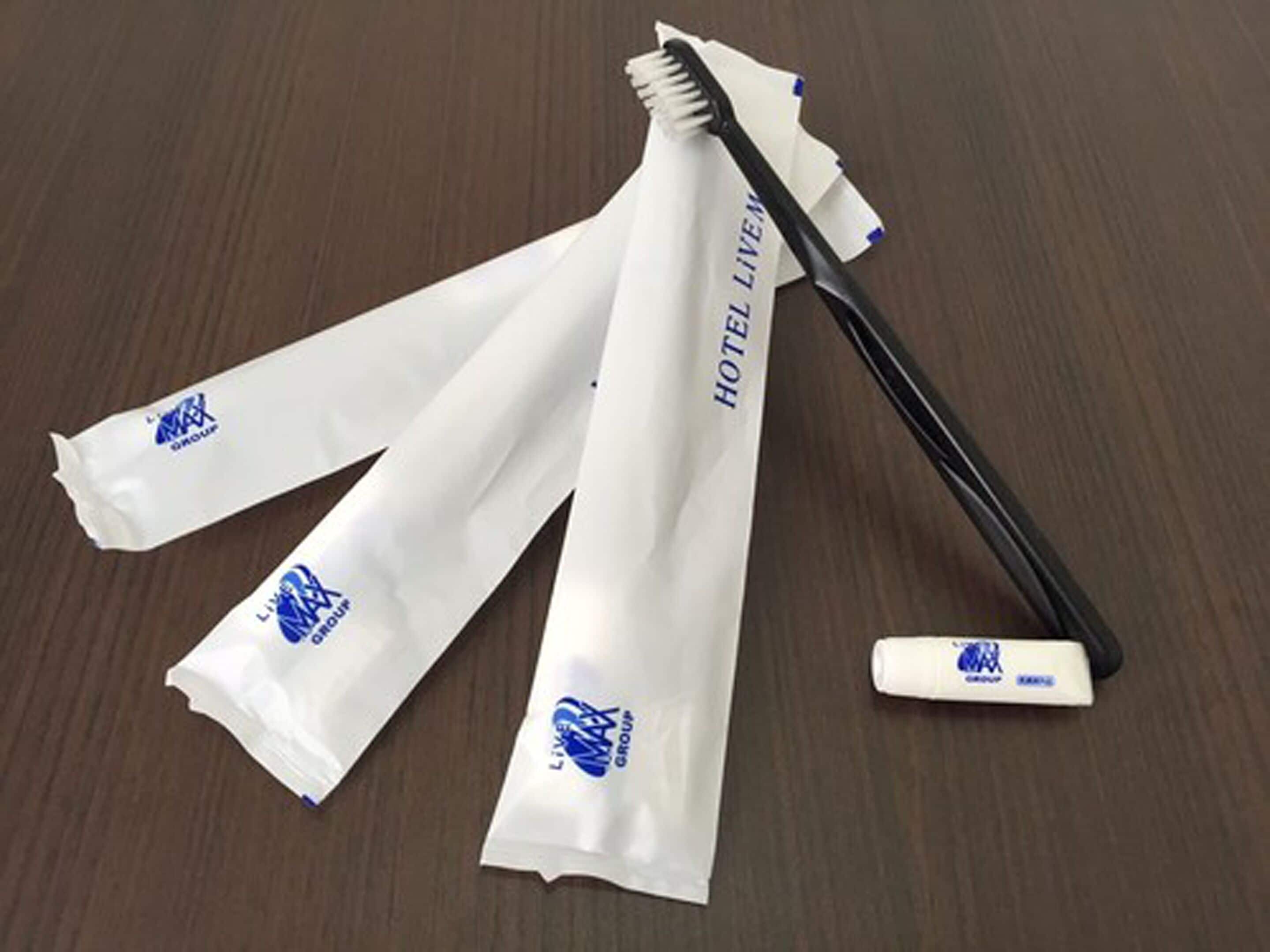 combined shower/bathtub, hair dryer, electronic bidet, towels