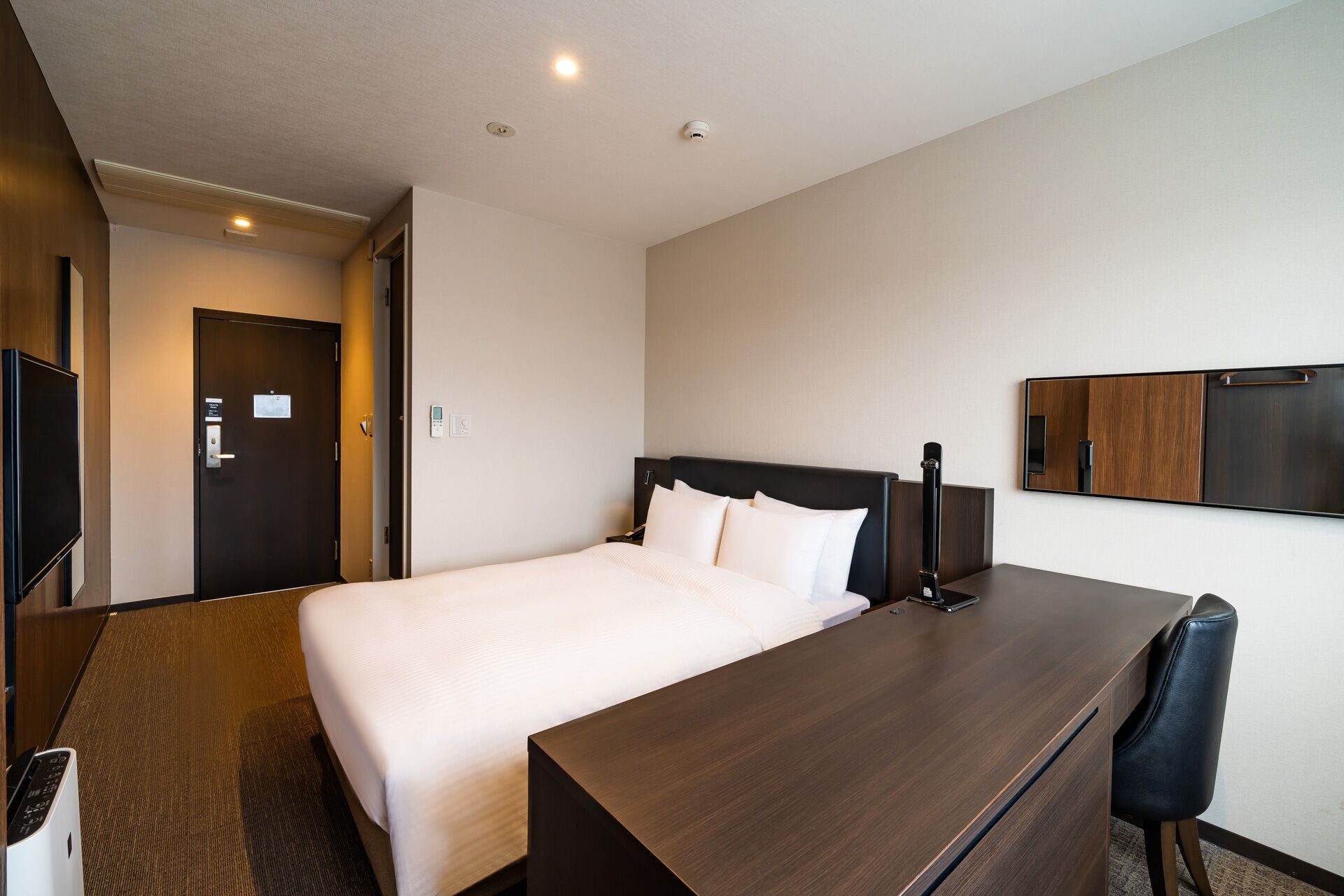 in-room safe, desk, laptop workspace, blackout curtains