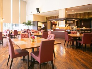 Daily buffet breakfast (JPY 2200 per person)