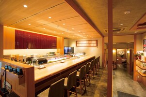 3 restaurants, breakfast, lunch, dinner served; Chinese cuisine