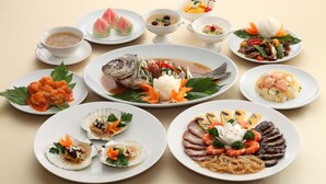 Diversos platos con mariscos, verduras y arroz, presentados en varias fuentes.