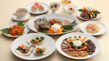 3 restaurants; breakfast, lunch, and dinner served