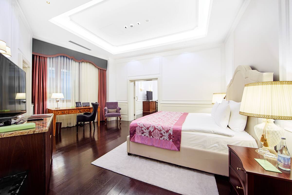 Executive Suite, 1 Bedroom | Premium bedding, minibar, in-room safe, desk