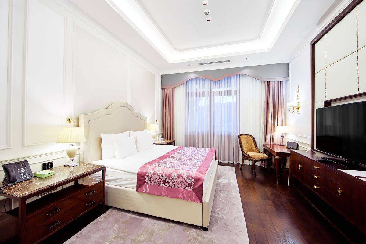 Premium bedding, minibar, in-room safe, desk