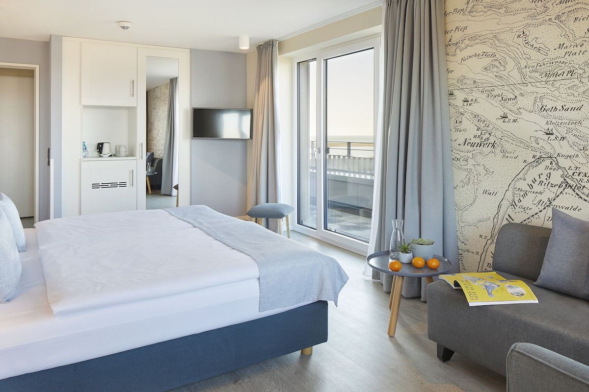 Family Room, Partial Sea View | 1 bedroom, hypo-allergenic bedding, in-room safe, soundproofing