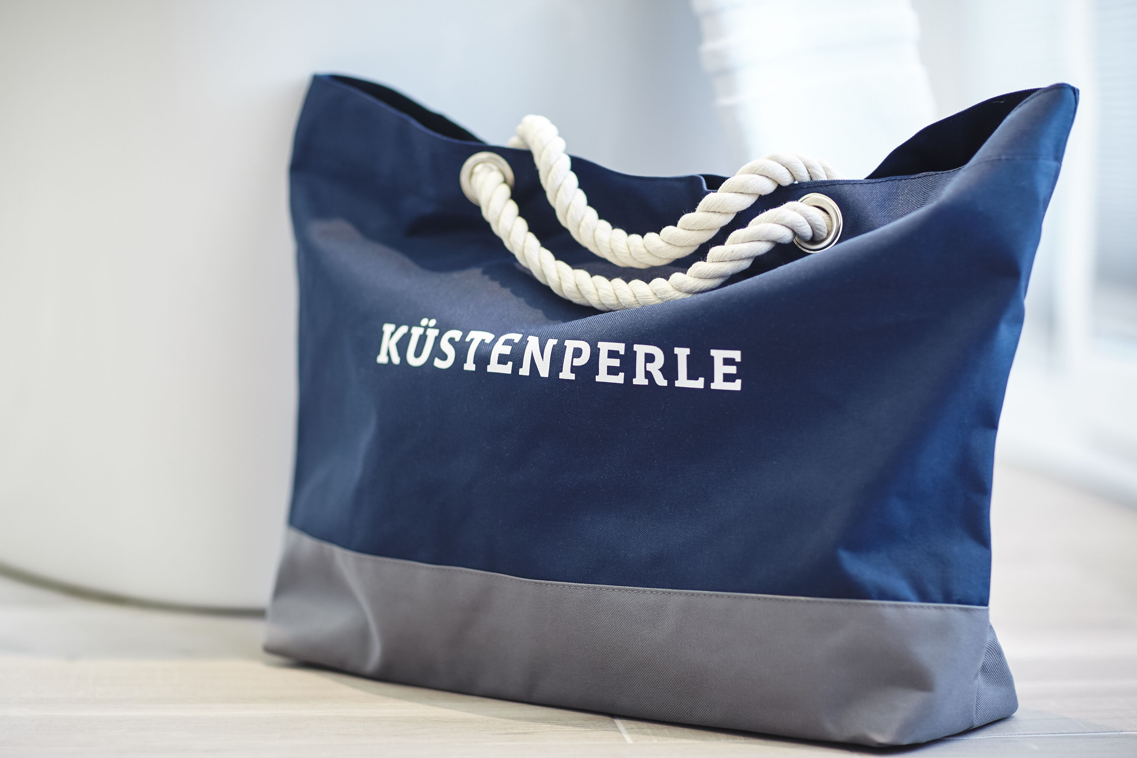 Una borsa porta tutto blu navy con la scritta "KÜSTENPERLE".