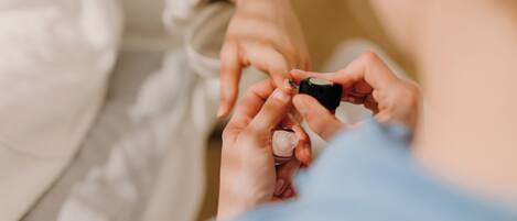 Una persona aplicando esmalte de uñas.
