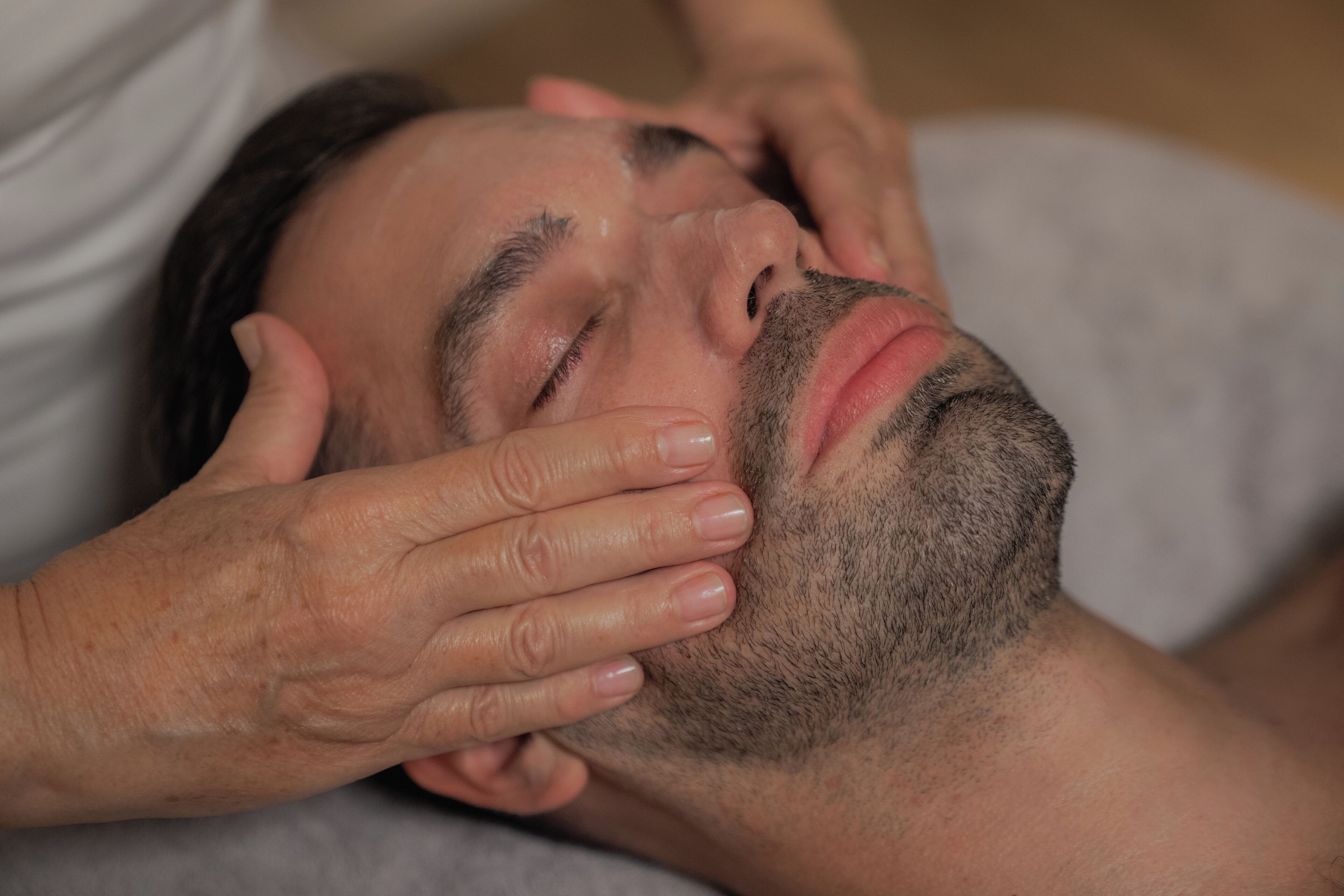 Gros plan sur une personne qui reçoit un massage.