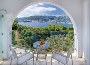 Habitación doble superior, vista al mar | Terraza o patio