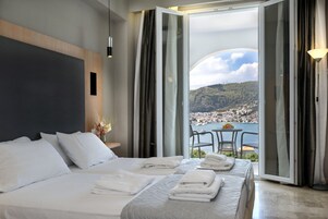 Habitación doble superior, vistas al mar | Caja fuerte, escritorio, tabla de planchar con plancha y wifi gratis