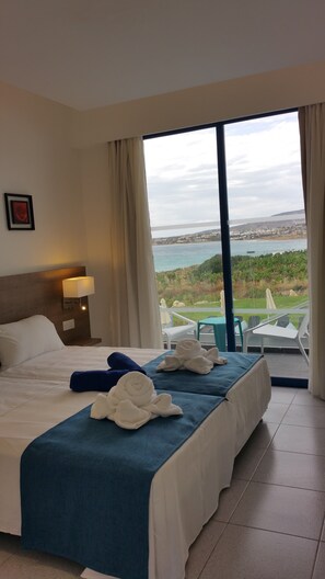 Suite, 1 soverom (Sea & Pool View) | Skrivebord, strykejern/-brett og barnesenger (inkludert)