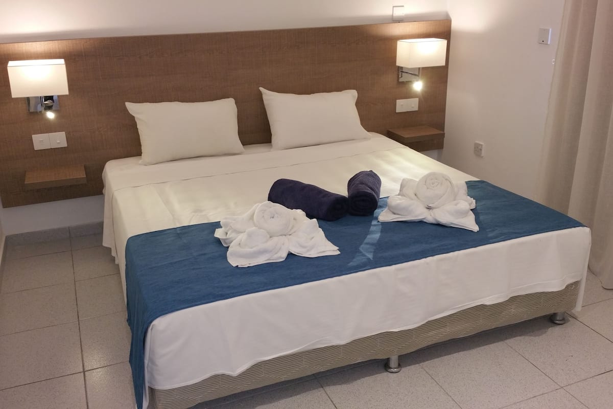 Suite, 2 Schlafzimmer (Suite & Pool View) | Schreibtisch, Bügeleisen/Bügelbrett, kostenlose Babybetten