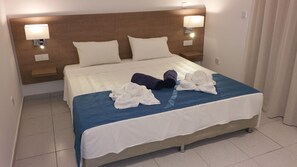 套房, 2 間臥室 (Suite & Pool View) | 書桌、熨斗/熨衣板、免費搖籃/嬰兒床、折疊床/加床