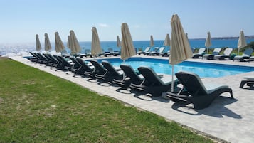 Kolam renang terbuka, payung kolam, kerusi lepak pantai