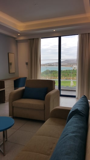 Suite, 1 chambre (Sea & Pool View) | Salle de séjour