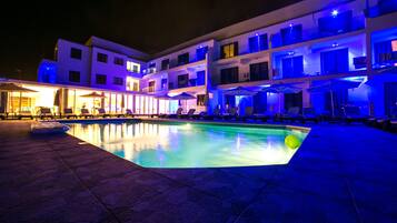 Kolam renang terbuka, payung kolam, kerusi lepak pantai