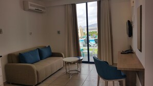 Suite, 1 soverom (Sea & Pool View) | Oppholdsrom