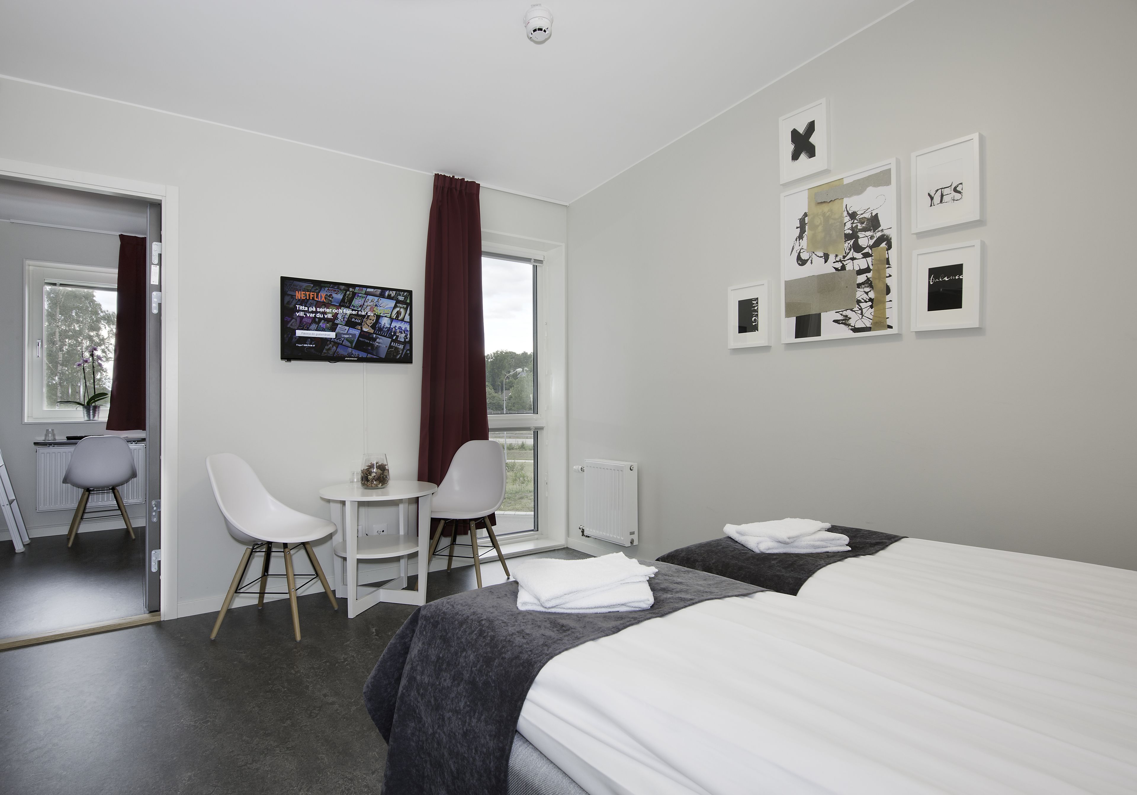 family room | desk, cots/infant beds, rollaway beds, free wifi