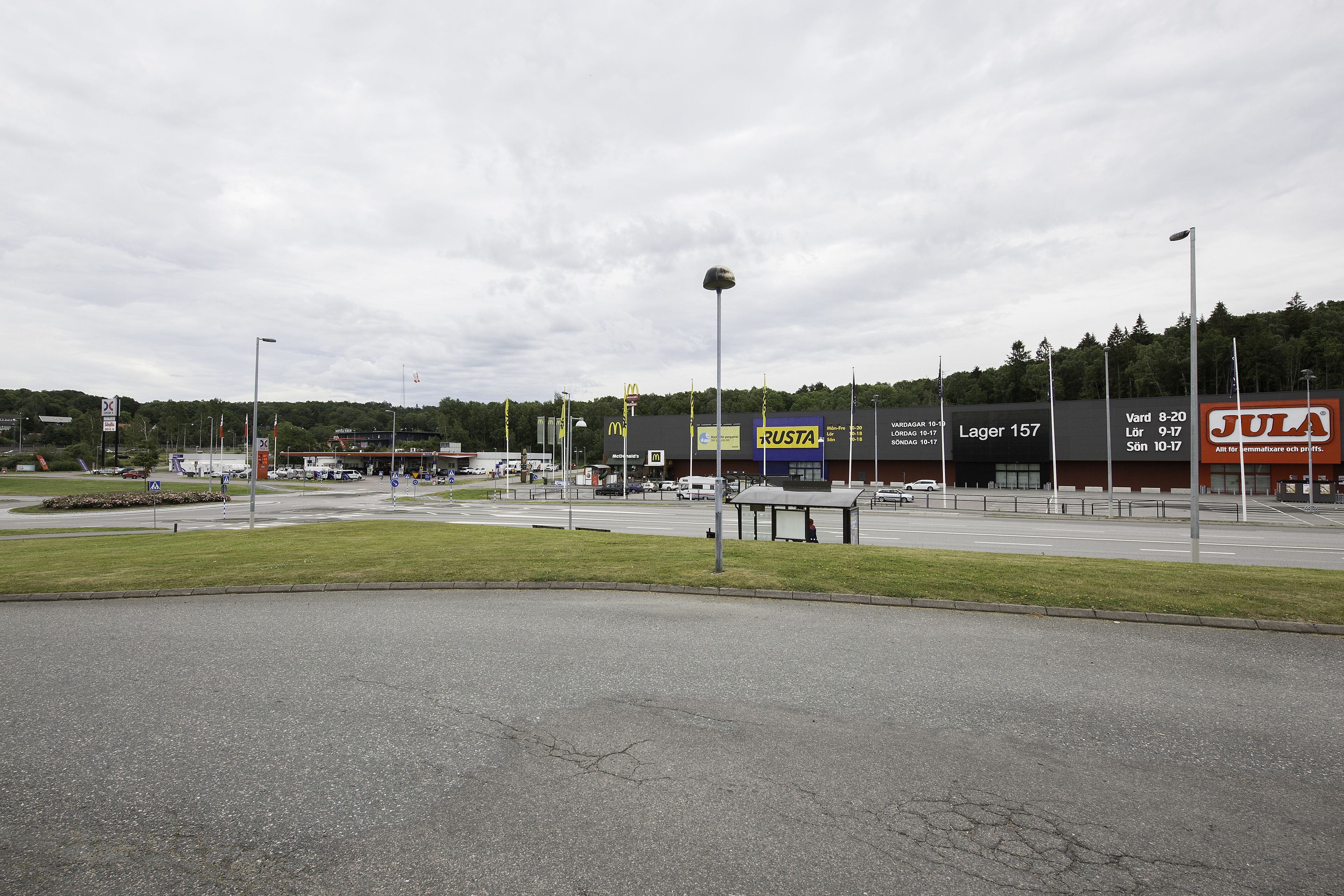 Un parking avec un restaurant McDonald's et un magasin JULA.
